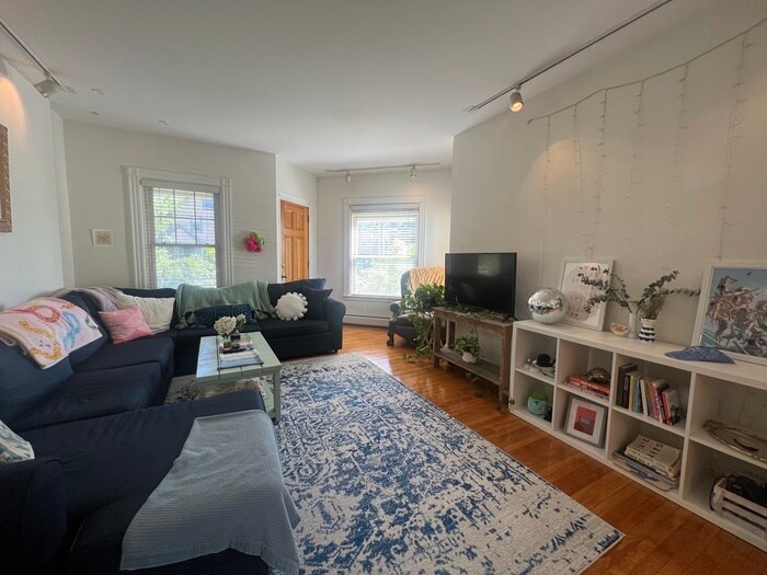 27 Holton St, Unit 1 in Medford, MA - Building Photo