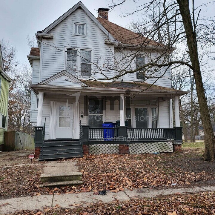 895 W Leafland Ave in Decatur, IL - Building Photo