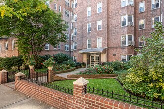 6560 Wetherole St in Flushing, NY - Foto de edificio - Building Photo