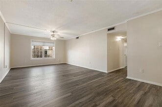 2704 Whitney Pl, Unit 815 in Metairie, LA - Foto de edificio - Building Photo