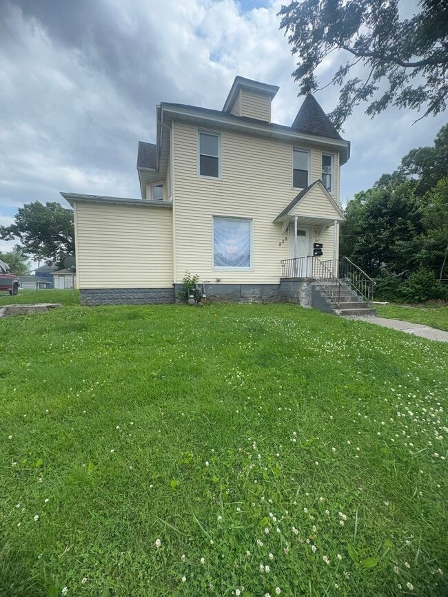 property at 925 E 14th St