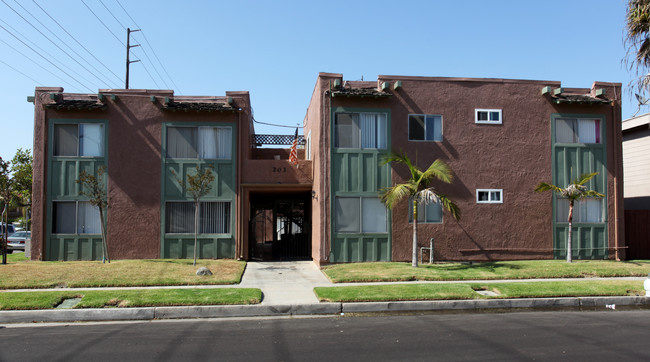 203 Nashville Ave in Huntington Beach, CA - Foto de edificio - Building Photo