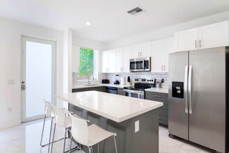 1175 NW 26th St in Miami, FL - Foto de edificio - Building Photo