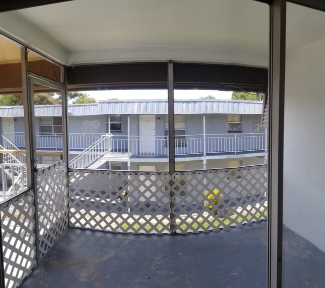 1424 Spring Ln in Clearwater, FL - Foto de edificio - Building Photo