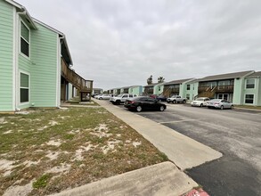 Laguna Apartments in Corpus Christi, TX - Building Photo - Building Photo