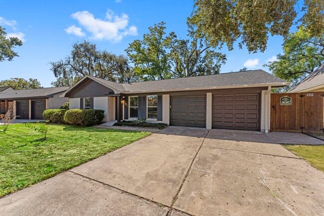 4135 Hill Oak Dr in Houston, TX - Building Photo - Building Photo