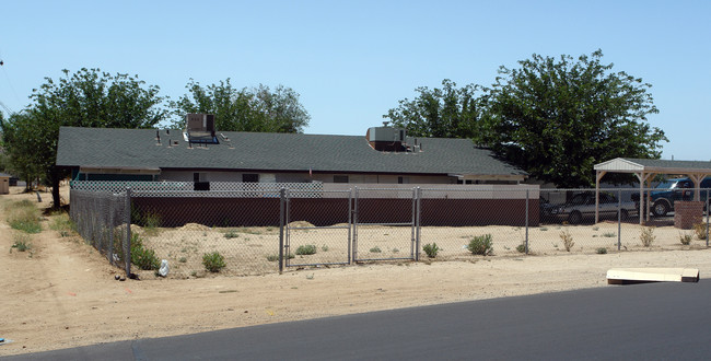 15481 Rancherias Rd in Apple Valley, CA - Foto de edificio - Building Photo