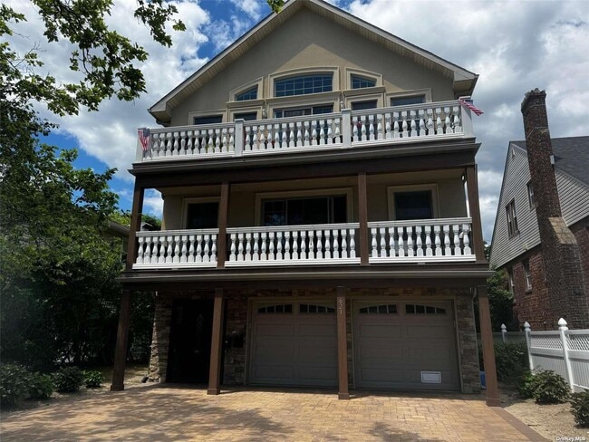 property at 621 E Olive St