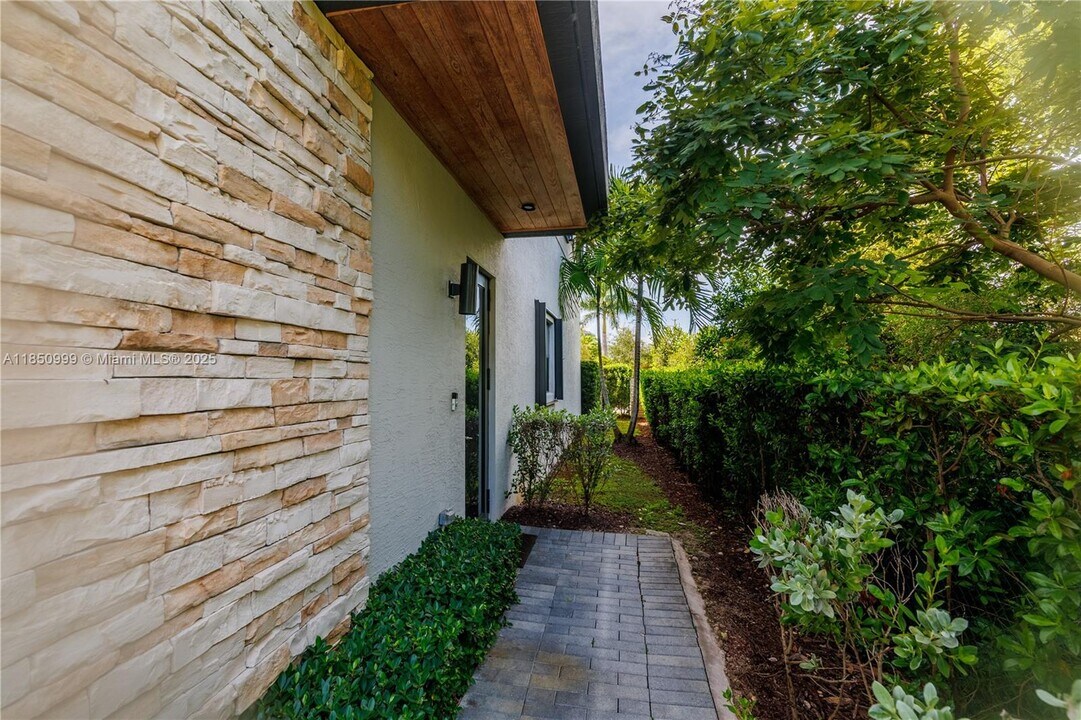 10590 NW 78th Terrace in Doral, FL - Foto de edificio