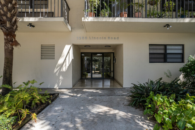 Lincoln West Gardens in Miami Beach, FL - Building Photo - Building Photo