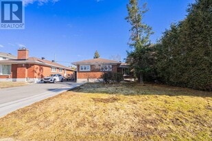 1746 Gage Crescent in Ottawa, ON - Building Photo