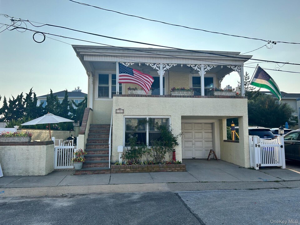 3 Clayton Ave in East Atlantic Beach, NY - Building Photo