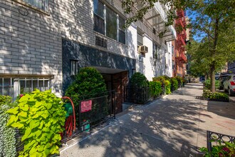 235 W 70th St in New York, NY - Building Photo - Building Photo