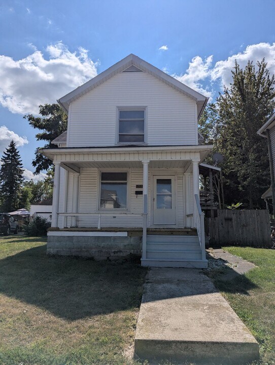 555 W Fremont St in Fostoria, OH - Building Photo