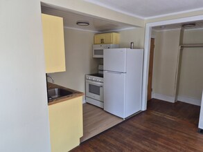 15 Hubbard St, Unit Upstairs front in Cortland, NY - Foto de edificio - Building Photo