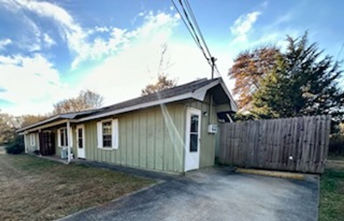 10 Glenda Dr-Unit -Apt A in Cave Spring, GA - Foto de edificio