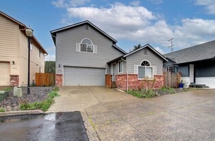 1992 Meadowood Loop in Woodland, WA - Building Photo