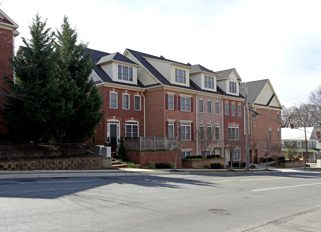 Abingdon Court Apartments in Arlington, VA - Foto de edificio - Building Photo