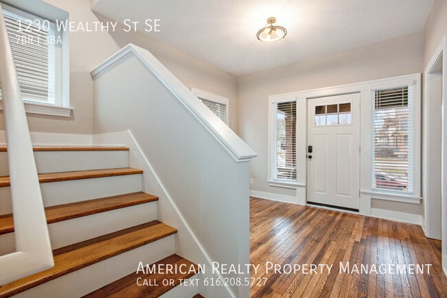 1230 Wealthy St SE in Grand Rapids, MI - Building Photo - Building Photo