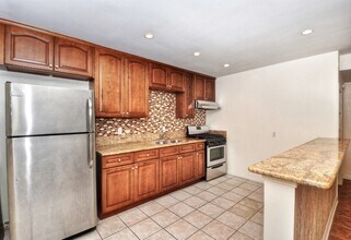 250 Cliff Dr, Unit 8 in Laguna Beach, CA - Foto de edificio - Building Photo