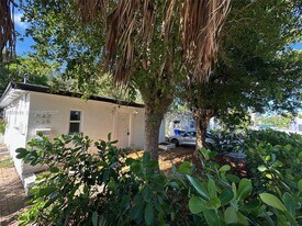 563 NE 65th St in Miami, FL - Building Photo