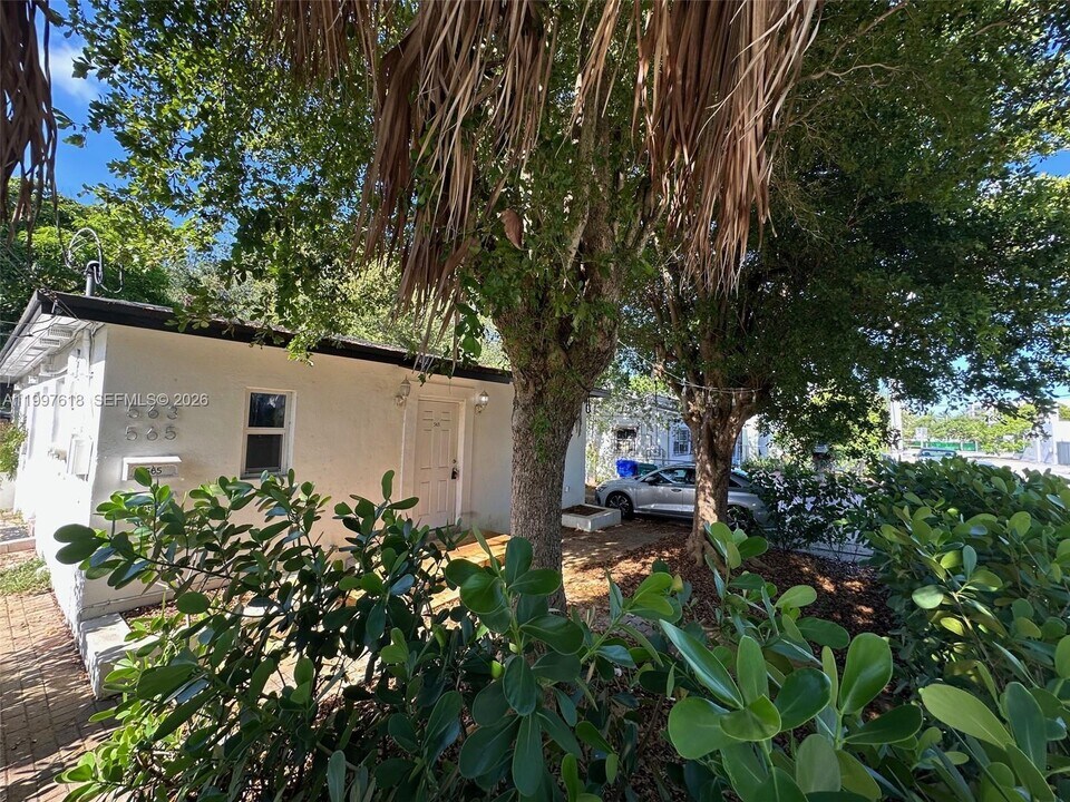 563 NE 65th St in Miami, FL - Building Photo
