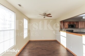 1033 Four Seasons Blvd in Aurora, IL - Foto de edificio - Building Photo