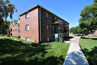 Edgewater Court Apartments in Omaha, NE - Foto de edificio - Building Photo