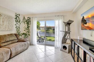 9949 Twin Lakes Dr in Coral Springs, FL - Building Photo - Building Photo