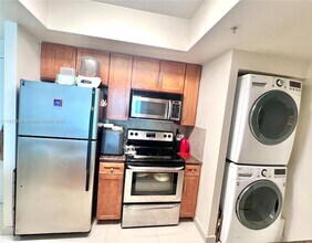 2000 N Bayshore Dr, Unit 906 in Miami, FL - Building Photo - Building Photo