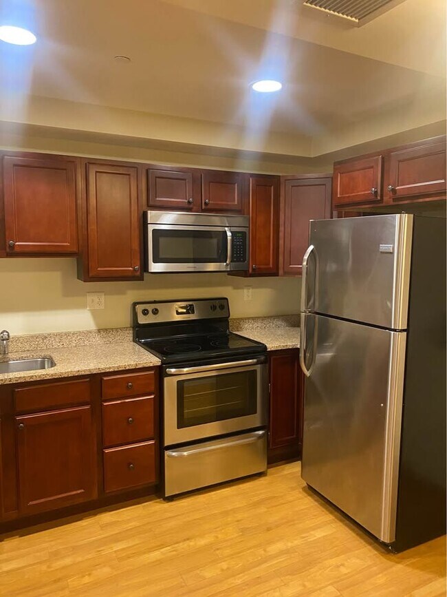 30 Pond St, Unit 1 in Braintree, MA - Foto de edificio - Building Photo