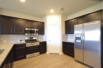 2105 Port Ellen Dr in Round Rock, TX - Foto de edificio - Building Photo