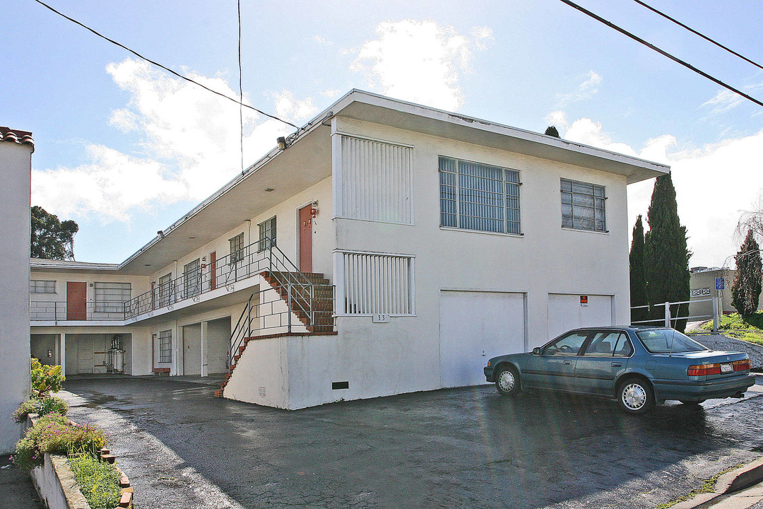 33 Center St in Millbrae, CA - Foto de edificio