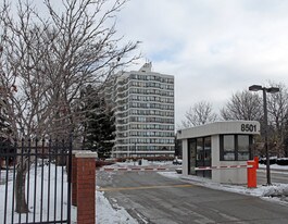 Bayview Place in Richmond Hill, ON - Building Photo