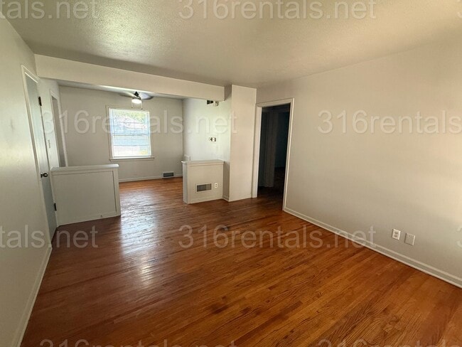 2142 S Pinecrest Ave in Wichita, KS - Building Photo - Building Photo