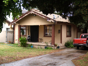 16228-16230 Eucalyptus St in Bellflower, CA - Foto de edificio - Building Photo