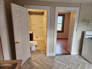 204 N Champlain St, Unit B in Burlington, VT - Foto de edificio - Building Photo