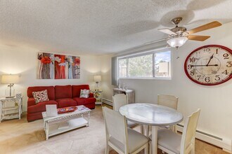 Hampden Village Apartments in Denver, CO - Foto de edificio - Building Photo