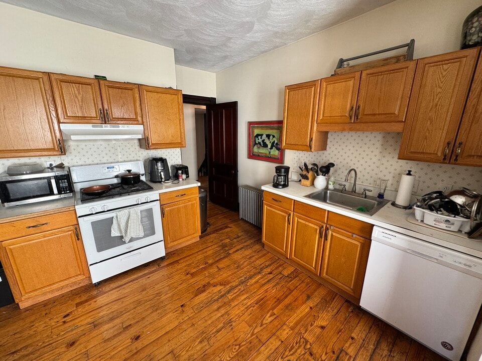 211 Holland St, Unit 2 in Somerville, MA - Building Photo