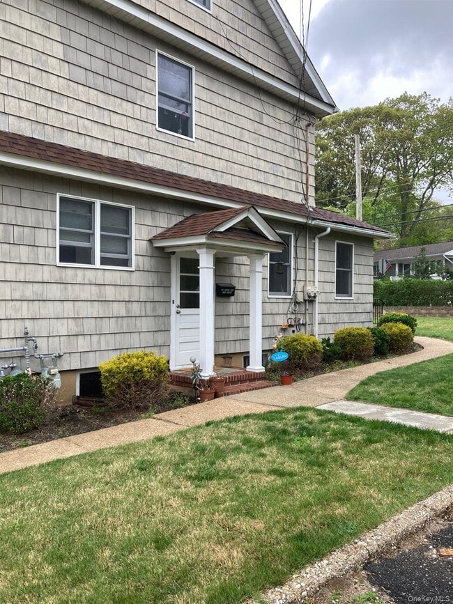 40 Perry Ave in Bayville, NY - Building Photo - Building Photo
