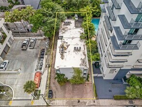 150 SW 10th St in Miami, FL - Foto de edificio - Building Photo