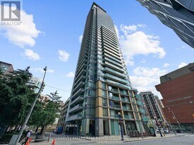 18 Yorkville Ave in Toronto, ON - Building Photo