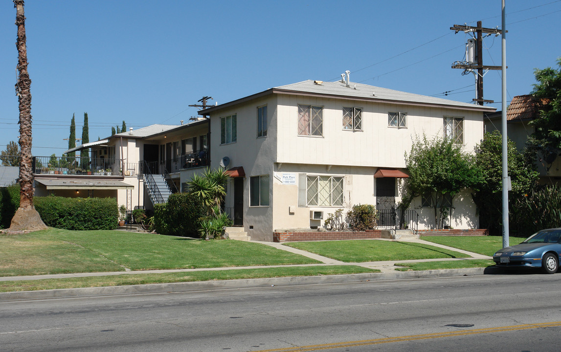 7045 Whitsett Ave in North Hollywood, CA - Building Photo