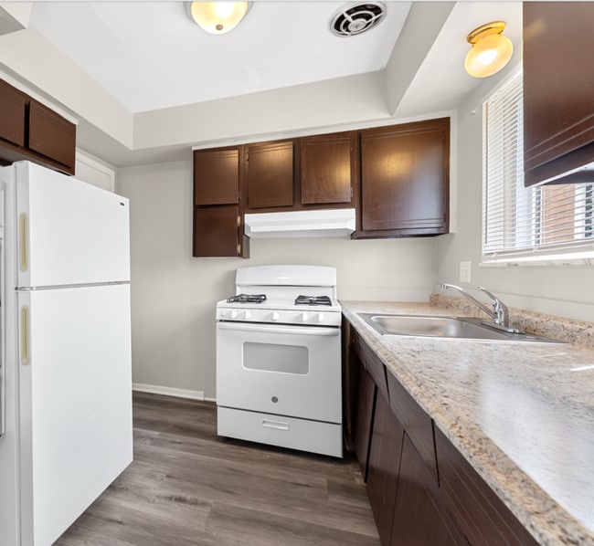 24575 Kelly Rd in Eastpointe, MI - Building Photo - Building Photo