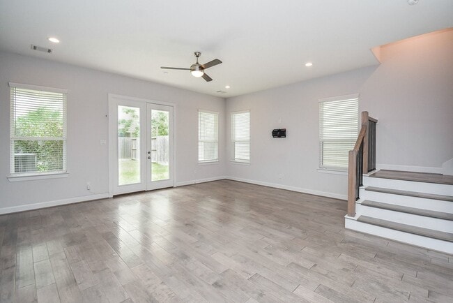 property at 1122 Live Oak St