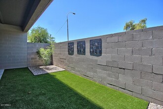 2727 E Thomas Rd, Unit 12U-6 in Phoenix, AZ - Foto de edificio - Building Photo
