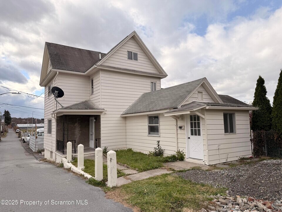330R Cherry St in Scranton, PA - Building Photo