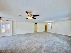 2264 Winkler Ave in Ft. Myers, FL - Foto de edificio - Building Photo