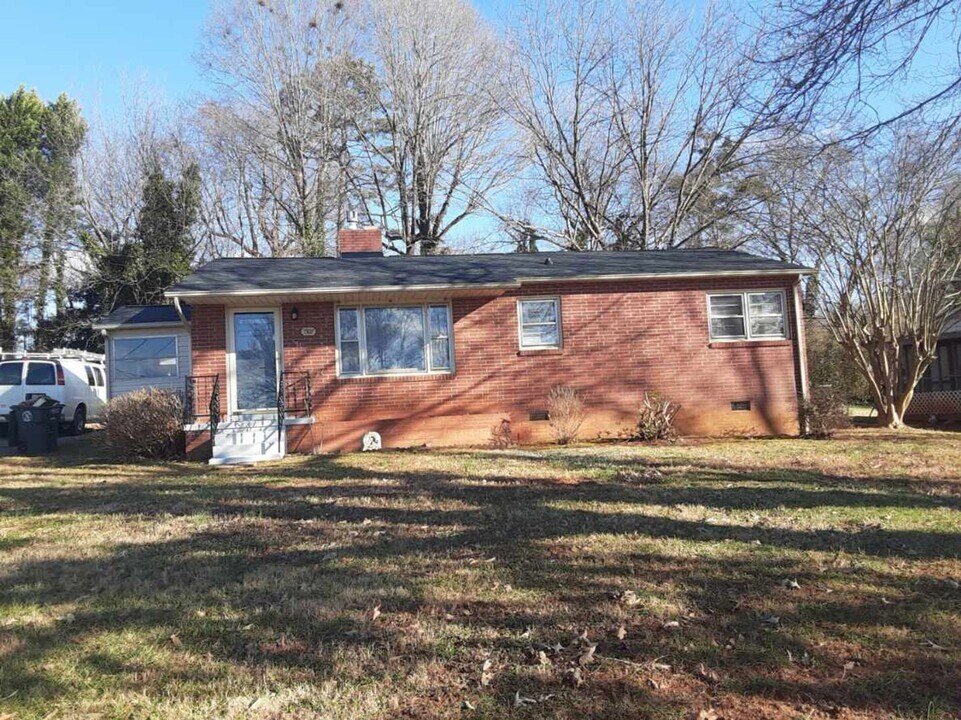 1507 N Frye Ave in Newton, NC - Building Photo