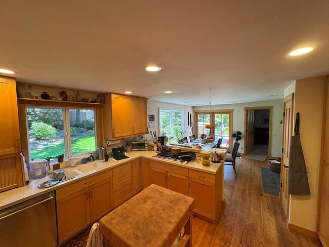 3605 90th Ave SE in Mercer Island, WA - Building Photo - Building Photo